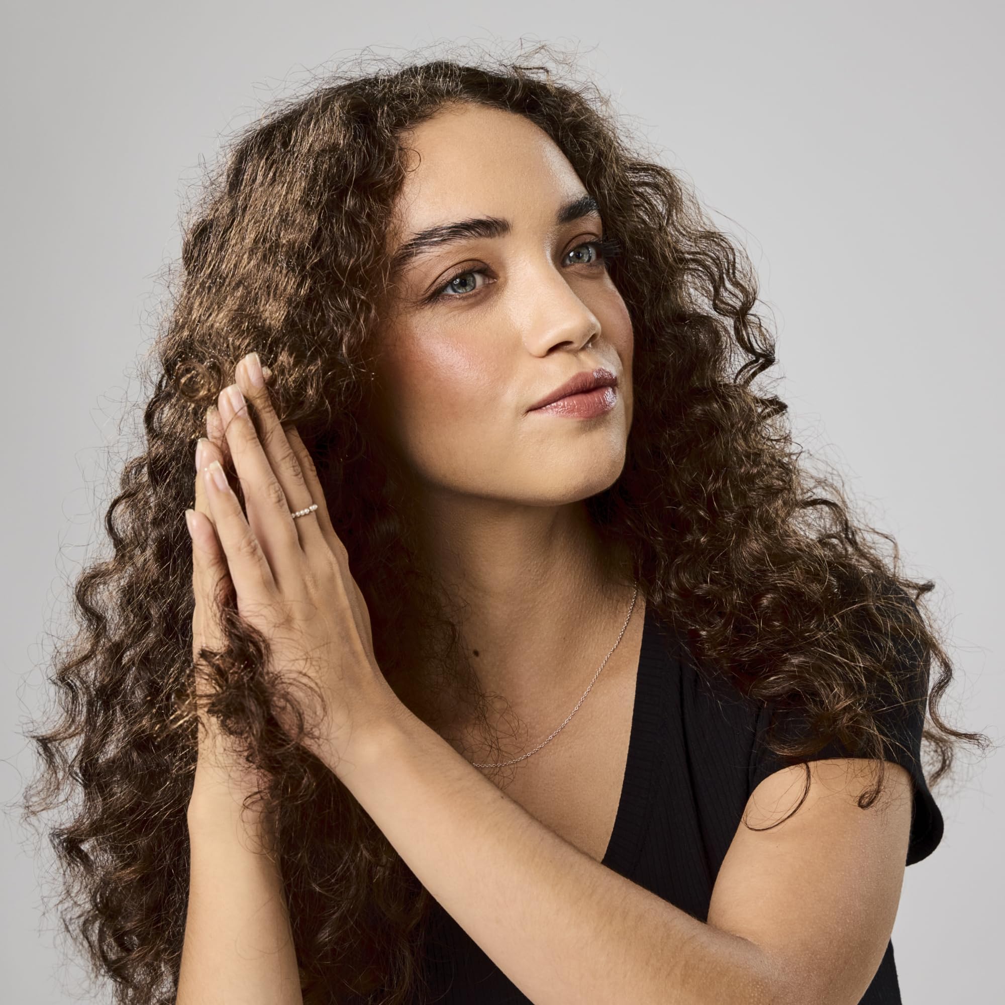 Bumble and bumble. Hairdresser's Invisible Oil Frizz-Reducing Hair Oil | Heat Protection, Frizz Control + Shine | Curly, Wavy, Straight | With Grapeseed, Coconut + Argan Oils